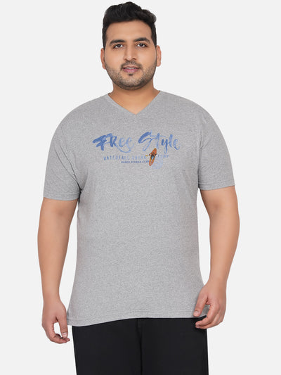 Kitaro - Men Light GreyPlus Size Regular Fit V-Neck Printed Casual T-Shirt  JupiterShop   